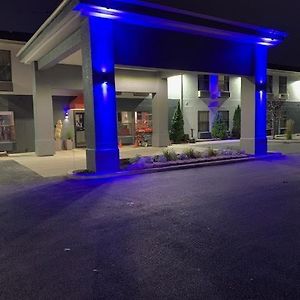 Days Inn By Wyndham Great Lakes Naval Base